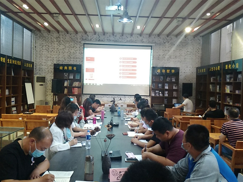 教師在圖書館教研